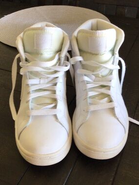 Nike Women’s size 8 1/2 Court Royals 2 White  Mid High-Top Athletic Sneakers